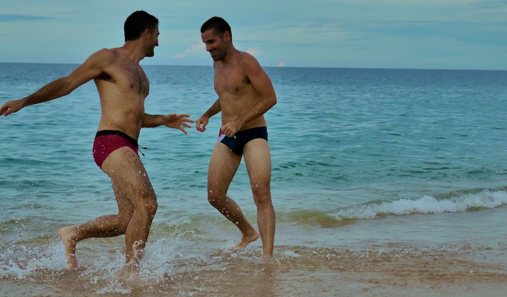 Bluff-beach-gay-couple-in-Bocas-del-Toro Bluff beach gay beach Panama
