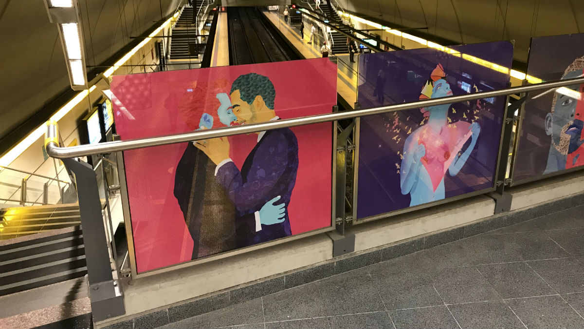 Images of same-sex couples feature in the Santa Fe – Carlos Jaúregui subway station